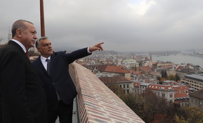 Maďarský premiér Viktor Orbán ukazuje tureckému prezidentovi Recepovi Tayyipovi Erdoganovi Budapešť. Foto - TASR/AP
