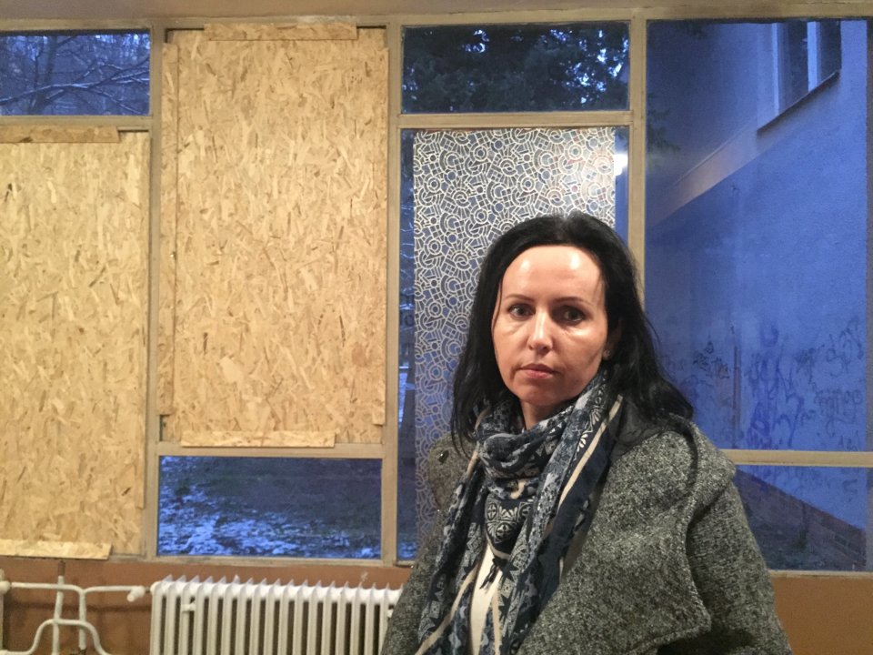 Riaditeľka Zuzana Peržeľová pred rozbitými oknami. Foto – N