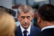 Český týždeň: Idú voľby, tak Babiš straší migrantmi. Češky už viac nemusia prechyľovať