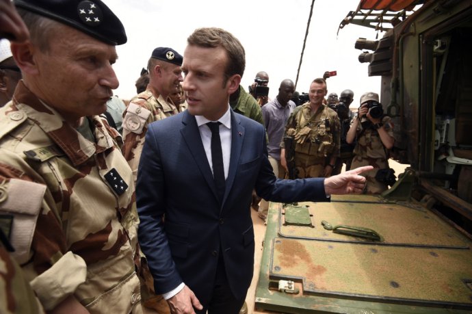 Francúzsky prezident Emmanuel Macron počas májovej návštevy príslušníkov francúzskych ozbrojených síl na základni v Gao v Mali. Foto - TASR/AP