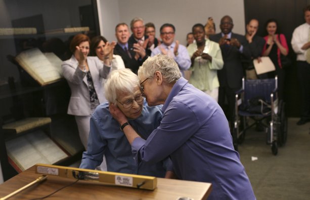Phyllis Siegel a Connie Kopelov, ktoré boli prvým párom rovnakého pohlavia, ktorý sa zosobášil v NYC v roku 2011. V tej dobe boli spolu už 23 rokov. Connie zomrela v roku 2016 vo veku 90 rokov.