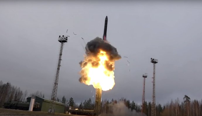 Na nedatovanej snímke odpálenie medzikontinentálnej balistickej strely niekde v Rusku. Ruské ministerstvo obrany v piatok 27. decembra 2019 oficiálne zaradilo do výzbroje svojich ozbrojených síl prvý hypernadzvukový raketový komplex Avangard. Foto - TASR/AP