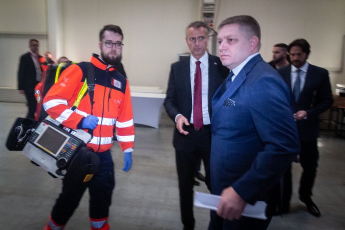 Fico odchádza zo snemu pre problémy s tlakom. Foto N - Tomáš Benedikovič