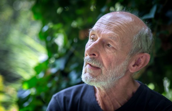 Marián „Marko“ Huba sa narodil 16. 2. 1949 v Bratislave. Vyštudoval Vysokú školu výtvarných umení, odbor figurálne sochárstvo u profesora Jozefa Kostku. Venuje sa okrem sochárstva hlavne ochrane prírody, krajiny a pamiatok. Spolupodieľal sa na ochrane areálu mlynov a píly v Kvačianskej doline, dreveníc a ľudovej architektúry na celom Slovensku. Inicioval a viedol napríklad záchranu kláštora v Marianke. Od roku 1990 do roku 2013 vyučoval na Škole úžitkového výtvarníctva Josefa Vydru v Bratislave na oddelení dizajnu a tvarovania dreva. Bol členom občianskeho združenia Fialkové údolie, ktoré bojovalo proti zástavbe na Napoleonskom vŕšku, kde dnes stojí komplex Bonaparte. Je ženatý, má dve deti. Foto N - Tomáš Benedikovič