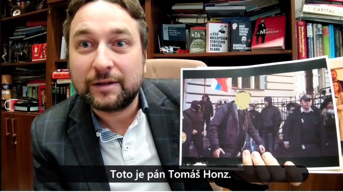 Poslanec Blaha na Facebooku ukázal fotografiu prokurátora Honza, aby ho mohli ľudia spoznať (Denník N jeho tvár pre účely tohto článku prekryl).