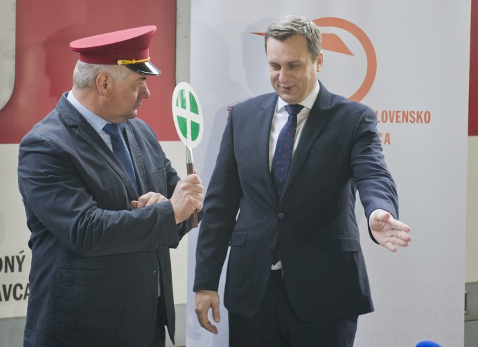 Hoci je Árpád Érsek (vľavo) oficiálnym ministrom dopravy, v oblasti osobných vlakov nedokázal čeliť tlaku Andreja Danka. Začalo sa to už v decembri 2016, keď Érsek Dankovi odmával návrat vlakov InterCity. Foto - TASR