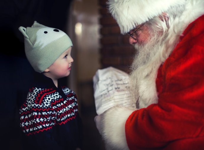 Schopnosť malých detí zvažovať dôkazy je limitovaná, aj preto môžu veriť na Santa Clausa (na obrázku) či Ježiška. Ilustračné foto – unsplash.com/Mike Arney
