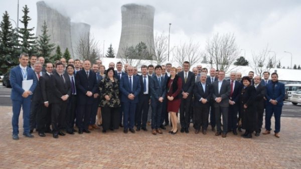Predstavitelia medzinárodnej misie pred jadrovou elektrárňou Mochovce. Foto - Medzinárodná agentúra pre atómovú energiu