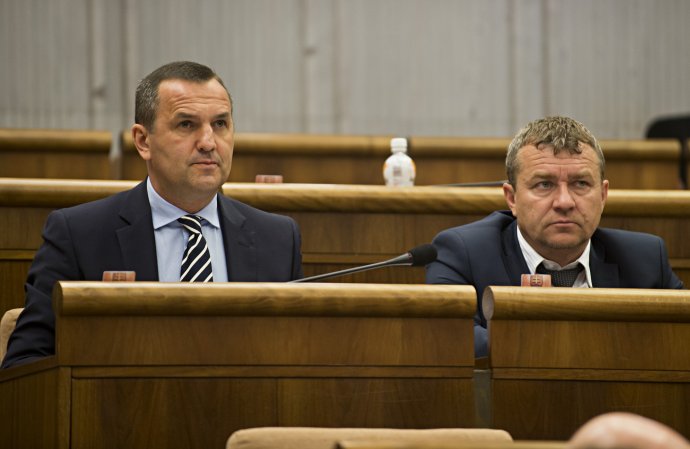 Dušan Tittel (vľavo) a Tibor Jančula v parlamentných laviciach. Foto - TASR