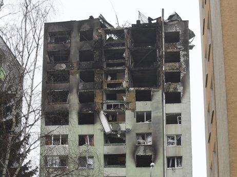 Vyhorená bytovka v Prešove. Foto – TASR