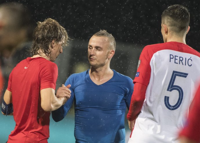 Stanislav Lobotka s Lukom Modričom. Foto - TASR/Martin Baumann
