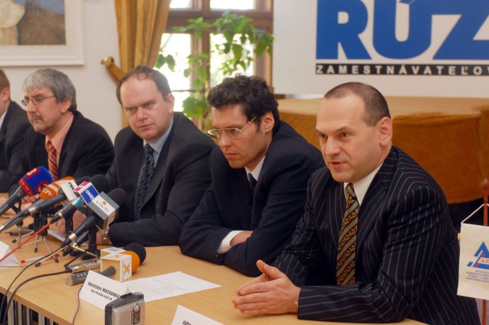 Ján Sabol (vpravo) sa od začiatkov súkromného podnikania na Slovensku angažoval v podnikateľských štruktúrach. Archívne foto - TASR