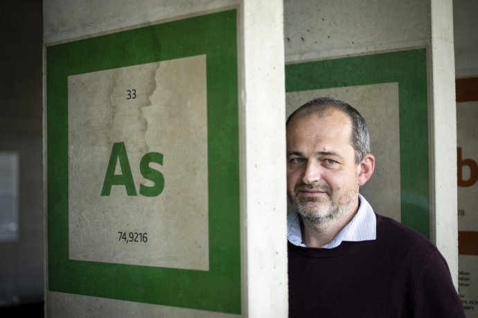 Toxikológ Miloslav Pouzar a jeho "obľúbený" arzén. Foto – Deník N/Gabriel Kuchta