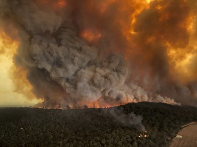 Na leteckej snímke z 30. decembra 2019 je lesný požiar v austrálskom meste Bairnsdale. Foto – TASR/AP