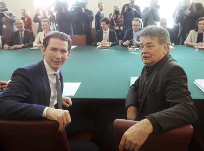 Staronový rakúsky kancelár Sebastian Kurz (vľavo) a jeho koaličný partner, vicekancelár Werner Kogler. Foto - TASR/AP