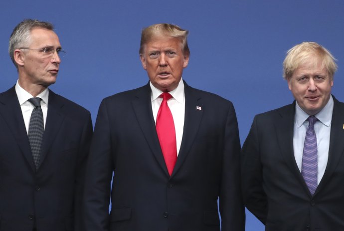 Zľava generálny tajomník NATO Jens Stoltenberg, Donald Trump a britský premiér Boris Johnson Foto - TASR/AP