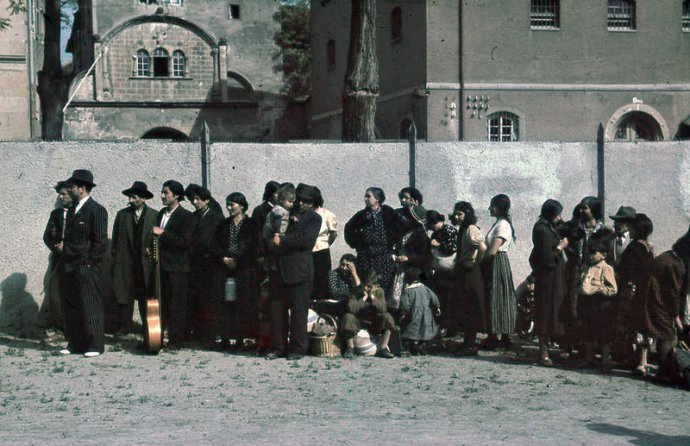 Rómovia z nemeckého Aspergu čakajú 22. mája 1940 na deportáciu. Foto - Wikipédia (Bundesarchiv)