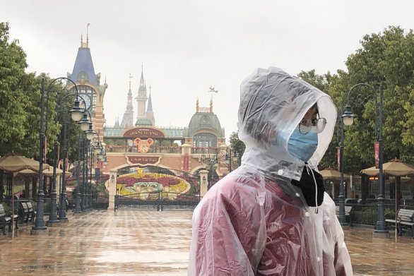 Pre vírus zavreli aj Disneyland v Šanghaji. Foto - TASR/AP