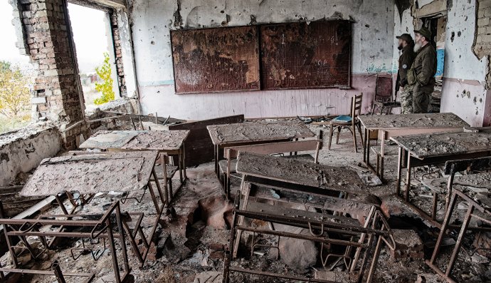 Zničená základná škola na frontovej línii. Foto - Tomáš Forró