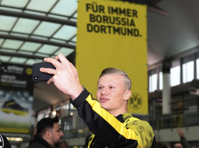 Erling Haaland po prílete do Dortmundu. (David Inderlied/dpa via AP)