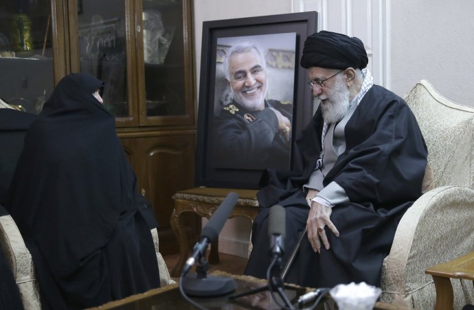 Ajatolláh Alí Chámeneí pred obrazom zavraždeného generála Solejmáního, ktorý bol po ňom druhým najmocnejším mužom v krajine. Foto - TASR/AP