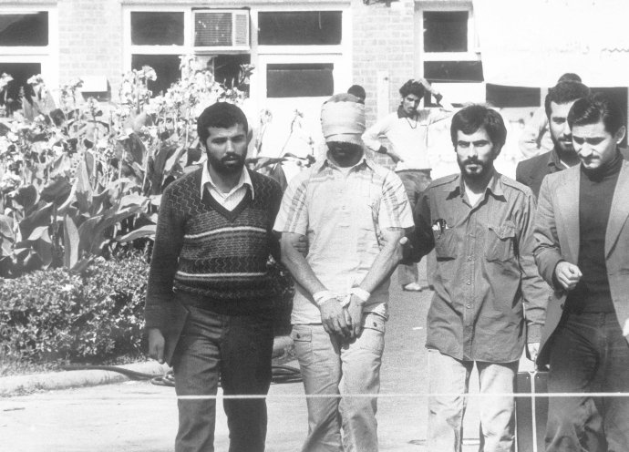 Na archívnej snímke z 8. novembra 1979 je jeden z rukojemníkov, ktorých držali na americkej ambasáde v Teheráne. Foto - TASR/AP