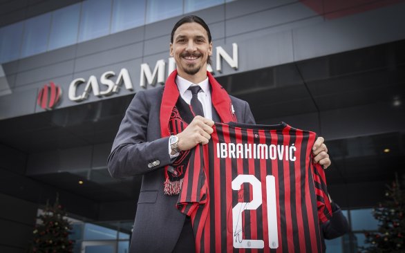 Zlatan Ibrahimović po podpise zmluvy s AC Miláno. Foto – AP; Spada/LaPresse