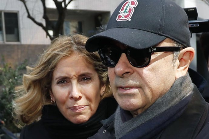 Bývalý predseda predstavenstva automobilky Nissan Carlos Ghosn a jeho manželka Carole v Tokiu. Foto - TASR/AP