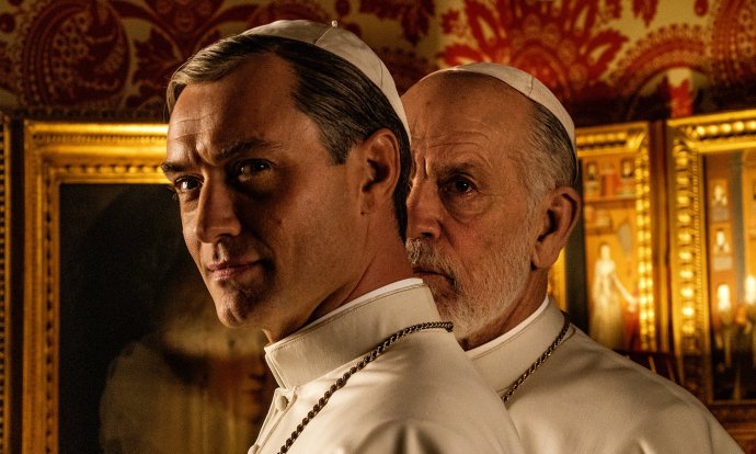 Jude Law and John Malkovich. v seriáli The New Pope. Foto – HBO/SKY