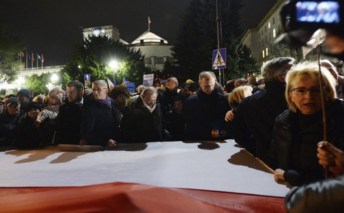 Sobotný protest vo Varšave. Foto - TASR/AP