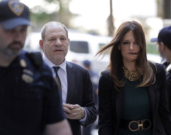 Harvey Weinstein a jeho právnička Donna Rotunno. Foto - AP