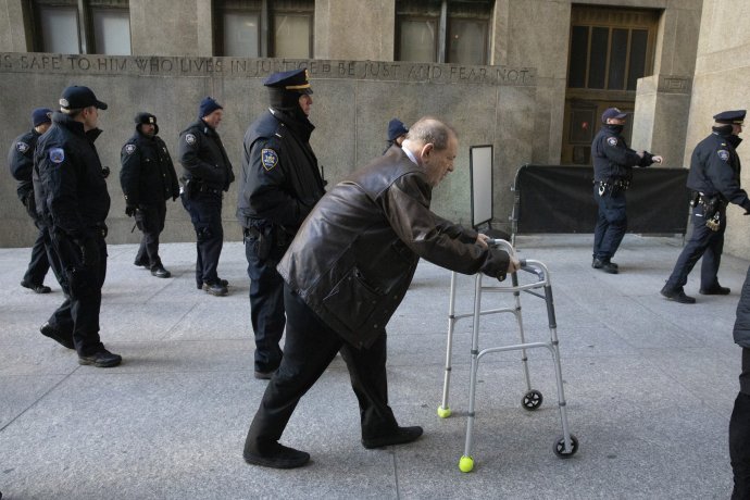 Harvey Weinstein prichádza na súd pomocou chodúľky. Foto - TASR/AP