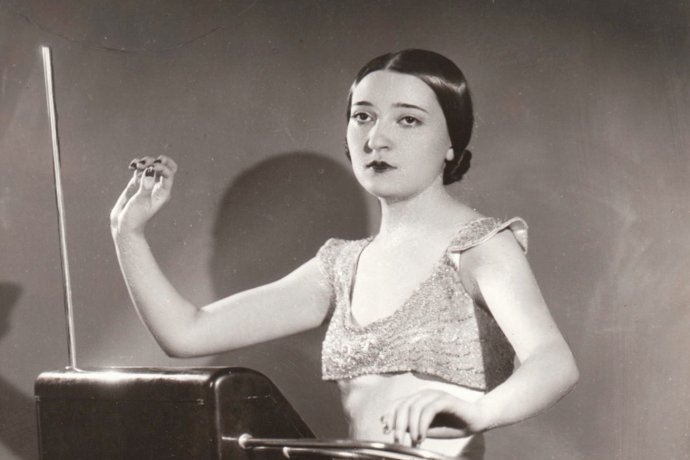 Virtuózka Clara Rockmoreová hrá na teremin. Foto - Wikipedia