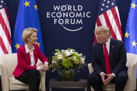 Spoluprácu EÚ s USA môže ešte viac skomplikovať znovuzvolenie Donalda Trumpa za prezidenta. Na snímke s predsedníčkou Európskej komisie Ursulou von der Leyenovou. Archívne foto - TASR/AP