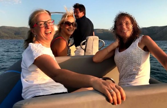 Marian Kočner na člne v lete 2017 s manželkou Karolínou (na fotke vzadu), vľavo vpredu je Zuzana Tománková, žena vedľa nej sa podobá na manželku Petra Tótha. Zdroj - OCCRP