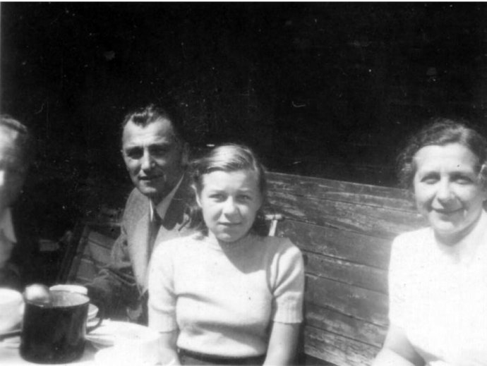 Milada Horáková (vpravo) s dcérou a manželom. Zdroj – Archiv bezpečnostních složek ČR