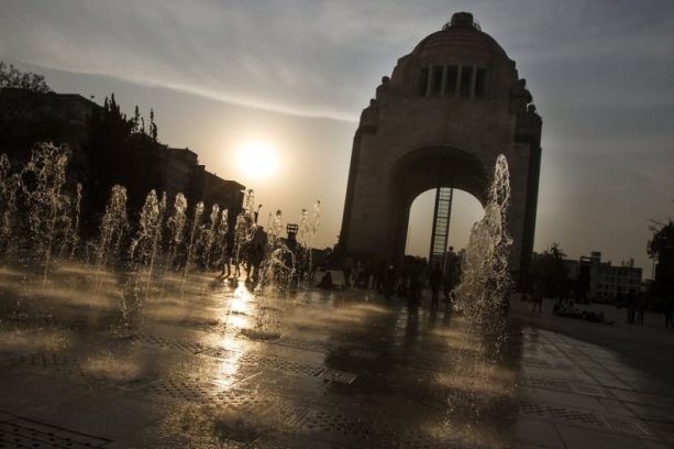 V Mexico City majú takúto fontánu pri monumente revolúcie.