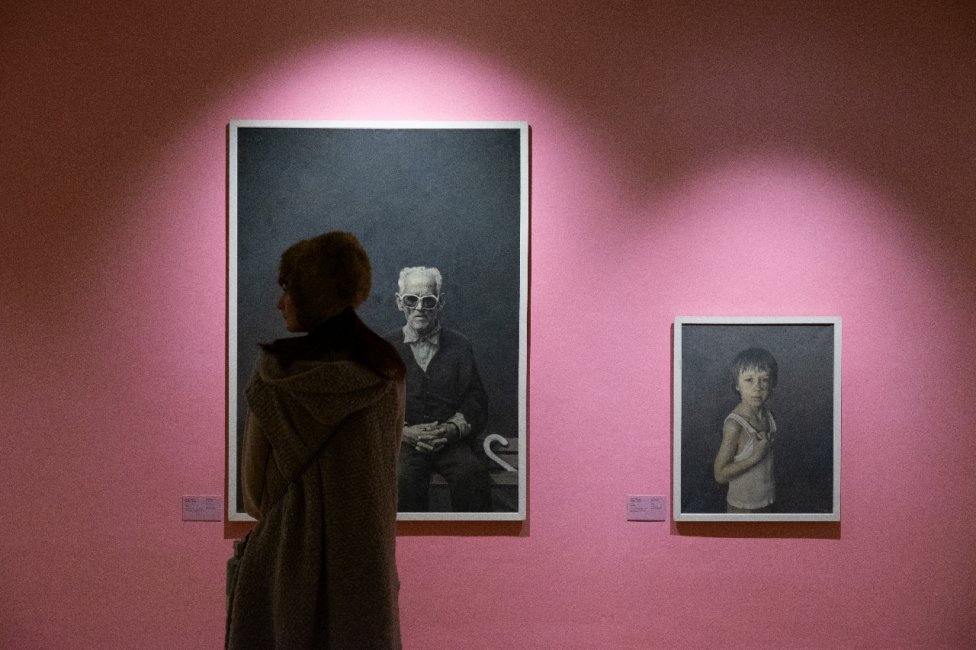 Pohľad do výstavy Príbehy (p)o živote v Nitrianskej galérii s maľbami Jozefa Srnu st. Foto - archív NG