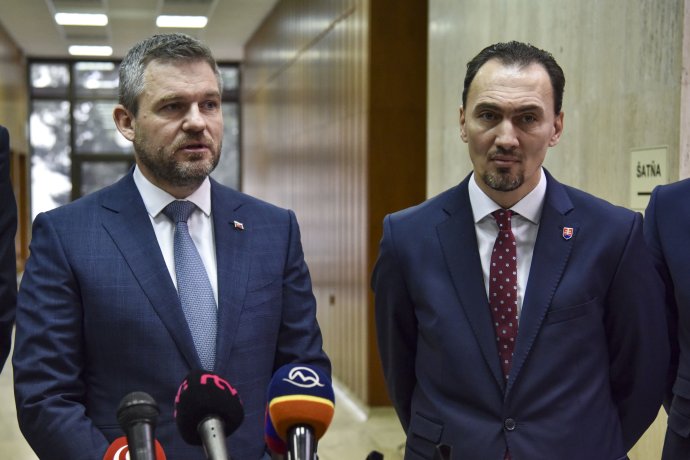 Miroslav Šatan (vpravo) a premiér Peter Pellegrini. Foto - TASR