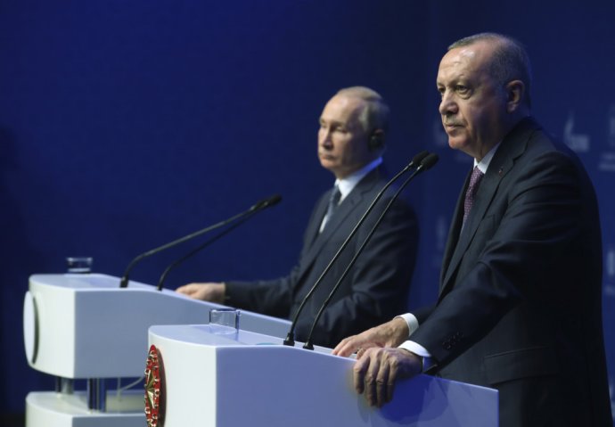 Turecký prezident Recep Tayyip Erdoğan (vpravo) a ruský prezident Vladimir Putin nedávno otvárali plynovod TurkStream. V Líbyi stoja na opačnej strane. Foto - TASR/AP