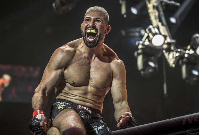 Attila Végh oslavuje po víťazstve nad Karlosom Vémolou. Foto – Oktagon MMA