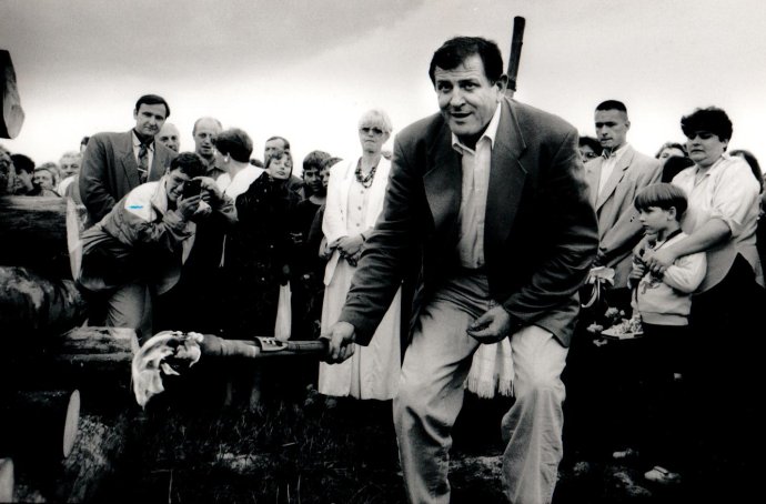 Vladimír Mečiar zapaľuje v roku 1992 vatru zvrchovanosti. Foto – Andrej Bán