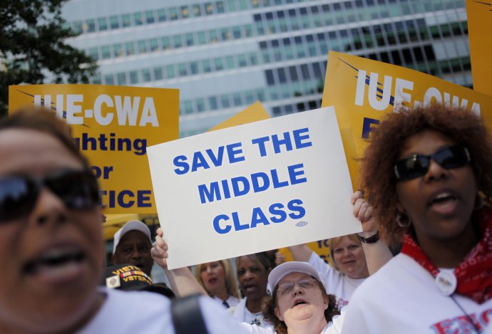 Zamestnanci General Motors v roku 2009 protestujú so sloganom Zachráňte strednú triedu. Foto - TASR/AP