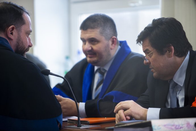 Na snímke sprava obžalovaný Kočner a jeho advokáti Michal Mandzák a Marek Para. Foto - TASR