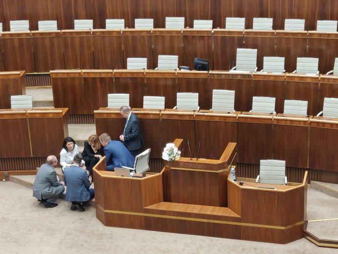 Poslanci okolo Beblavého blokujú rečnícky pult v parlamente. Foto N