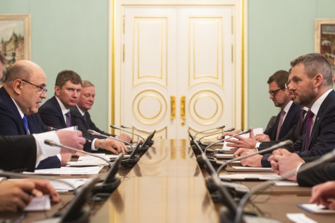 Vľavo predseda vlády Ruskej federácie Michail Mišustin a vpravo slovenský premiér Peter Pellegrini. Foto - TASR