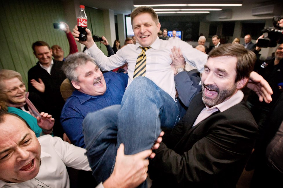 Robert Fico vyhral voľby 2012 tak výrazne, že mohol sám zostavovať vládu. Ostatné strany zničila aj Gorila, Fico sa počas volebnej noci ukazoval s kolou, teda s nápojom, ktorý mal piť u Jaroslava Haščáka v konšpiračnom byte Gorila. Foto SME – Tomáš Benedikovič