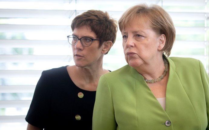 Nemecká kancelárka Angela Merkelová (vpravo) a predsedníčka CDU Annegret Krampová-Karrenbauerová. Foto - TASR