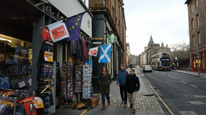Škótsko spolu s celou Britániou opustilo Európsku úniu, vlajky EÚ však v uliciach Edinburghu vejú ďalej. Foto – Jan Kudláček/Deník N