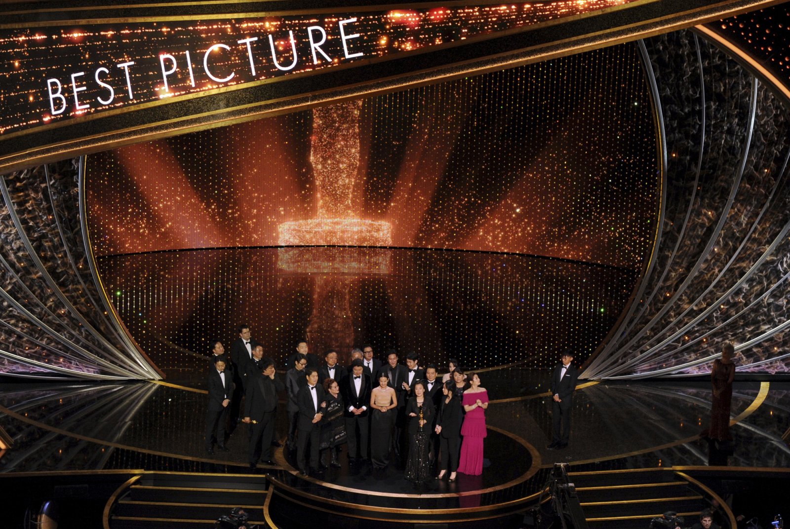 Tvorcovia filmu Parazit si preberajú Oscara za najlepší film. Foto: TASR/AP
